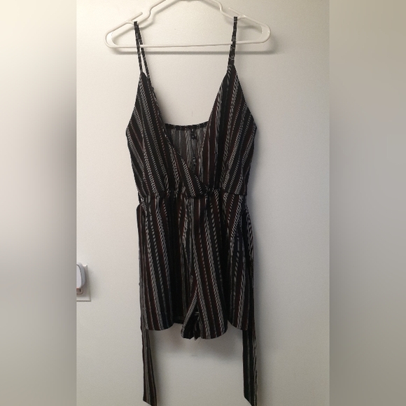 Black/red/white striped shortie romper - Zaful brand size 8 - Picture 1 of 4